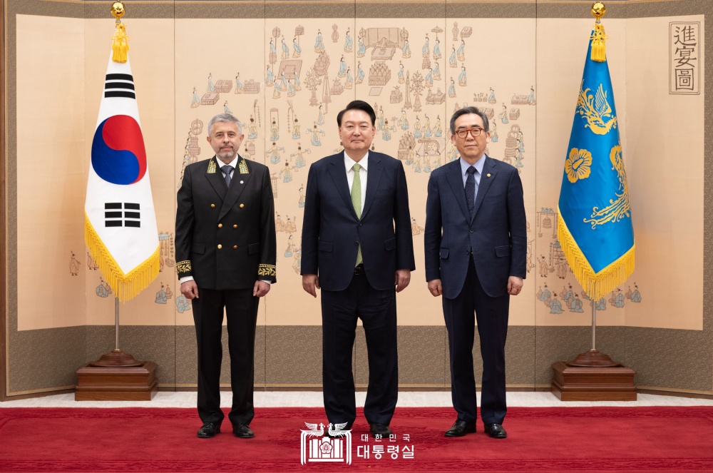 Ambassadors-Designate to ROK Present Credentials to President